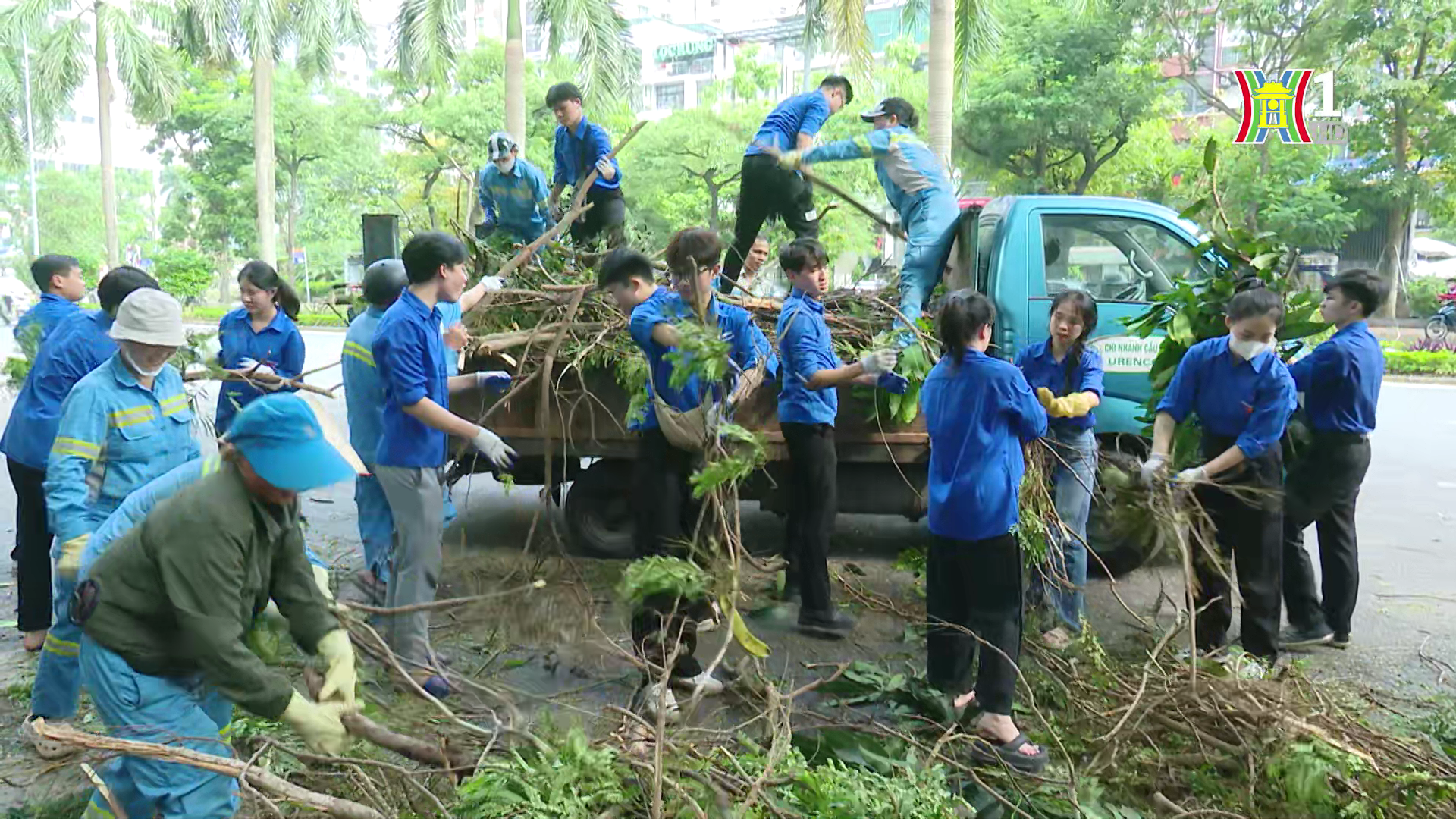 Màu áo xanh tình nguyện và đoàn thanh niên xung kích, luôn nổi bật trên khắp các tuyến đường phố sau bão lũ.